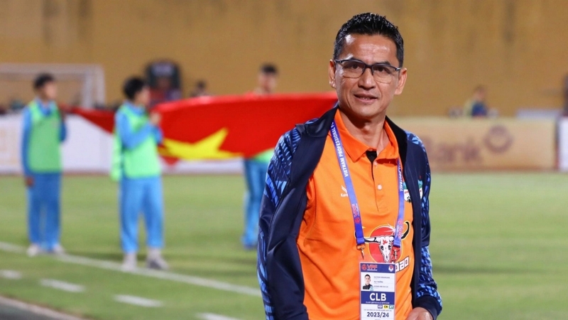 Huyền thoại bóng đá Thái Lan Kiatisuk Senamuang